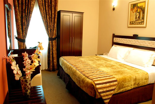 Al Bustan Tower Hotel Suites 3*